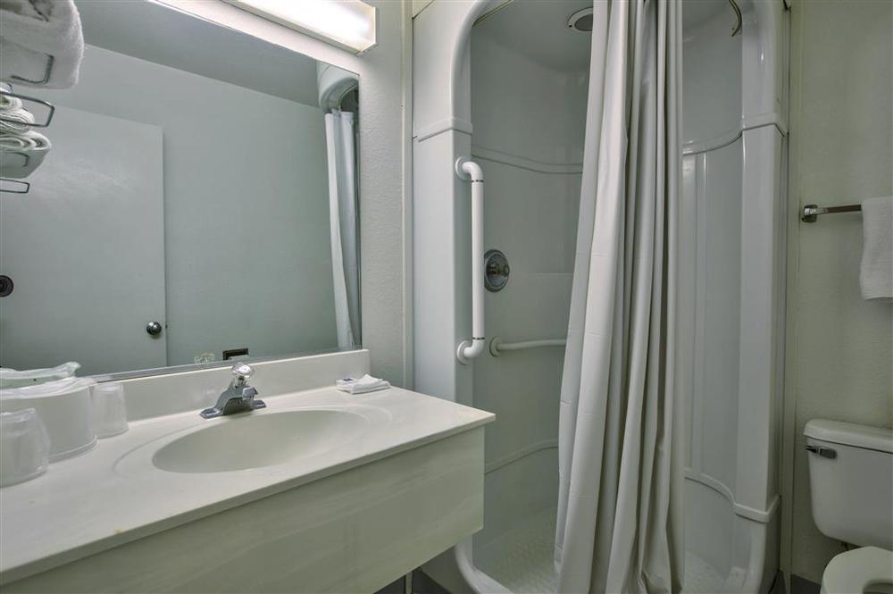 Luxury Inn Олбани Номер фото